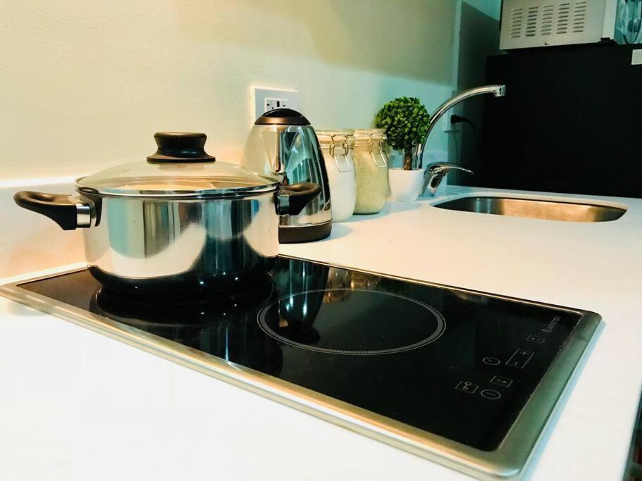 Acqua Private Residence Livingstone Tower Condo Unit With Free Wifi Маніла Екстер'єр фото